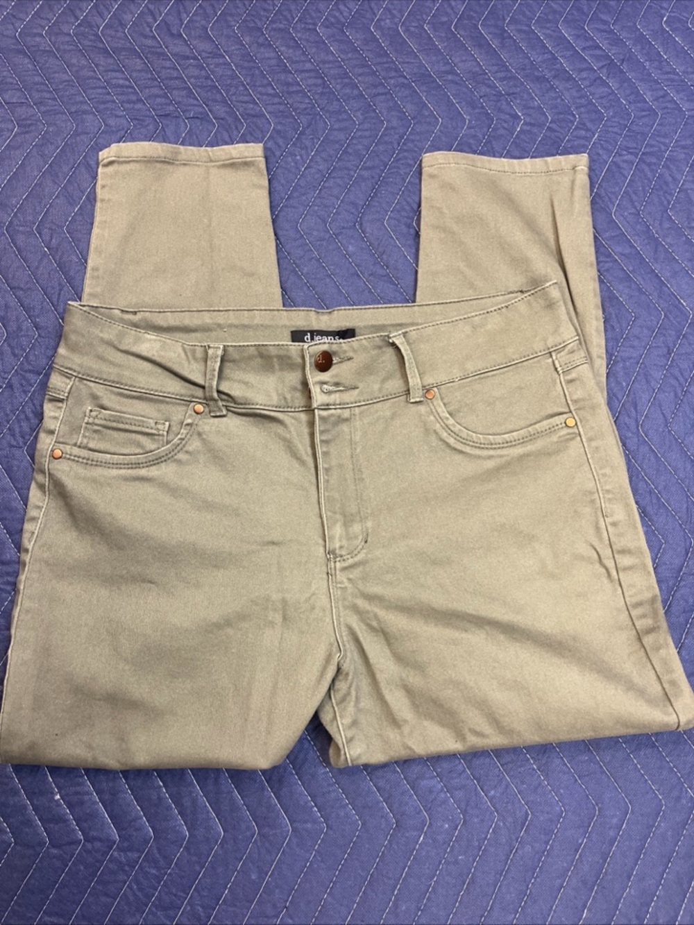 D Jeans cropped pants feature a mid-rise waist, classic five-pocket styling 12P